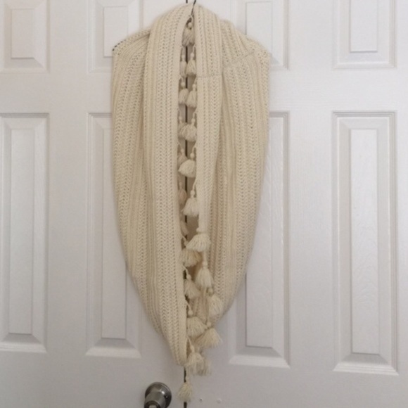 Hollister cream wrap scarf - Picture 2 of 3